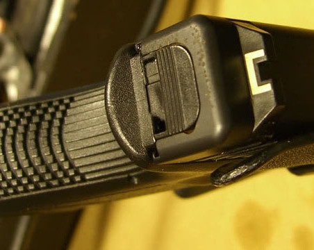 En la imagen superior vemos una Glock con pequeñas picaduras en la parte trasera de la corredera.