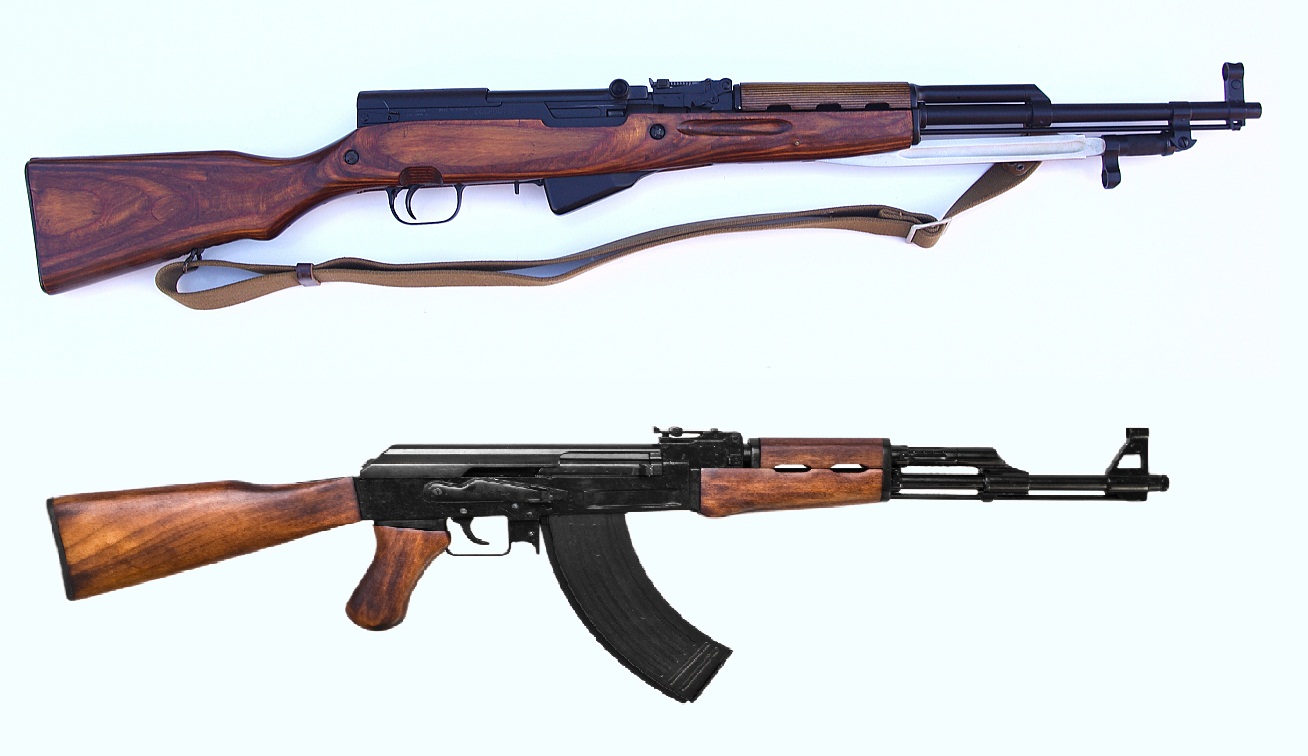 Detalle en el que se aprecian un AK47 y el SKS Simonov, fusil de dotación que sustituyo.