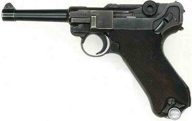 La pistola Luger P08 está considerada la heredera más famosa de la Borchardt. Con ella comparte características técnicas como el obturador articulado o el cargador extraíble dentro de la empuñadura.