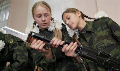 Si estas niñas preguntaran: ¿por qué tengo que aprender a desmontar un Kalashnikov? ¿estamos en guerra?, seguramente su profesor le respondería: tal vez hoy no lo necesitas, pero quién sabe lo que pasará mañana.