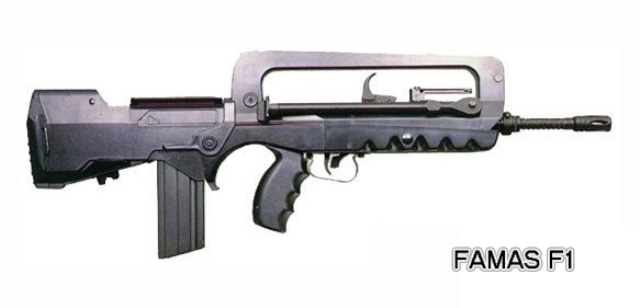 Silueta de un fusil de asalto de configuración bullpup con el cargador detrás del gatillo sobre un mapa desaturado