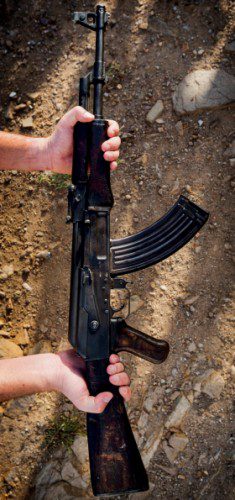 Un coleccionista de armas estadounidense prueba un AK-47 en una tienda de Arizona.
