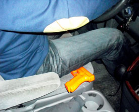 pistola bajo muslo asiento coche