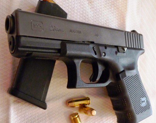 Glock 27 calibre .40 como la empleada por la agente Stephanie 