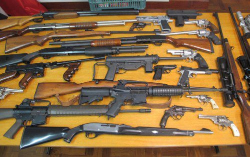 La Guardia Civil subasta tres mil armas en abril.