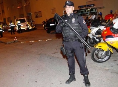 Policía Local de Palma portando una escopeta Remington calibre 12